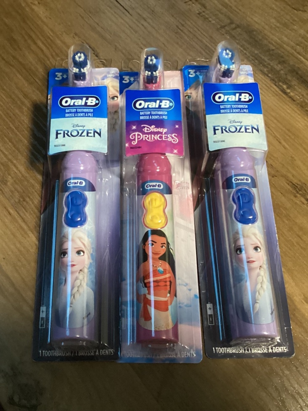 Oral-B battery-powered toothbrushes bundle 3 toothbrushes  New